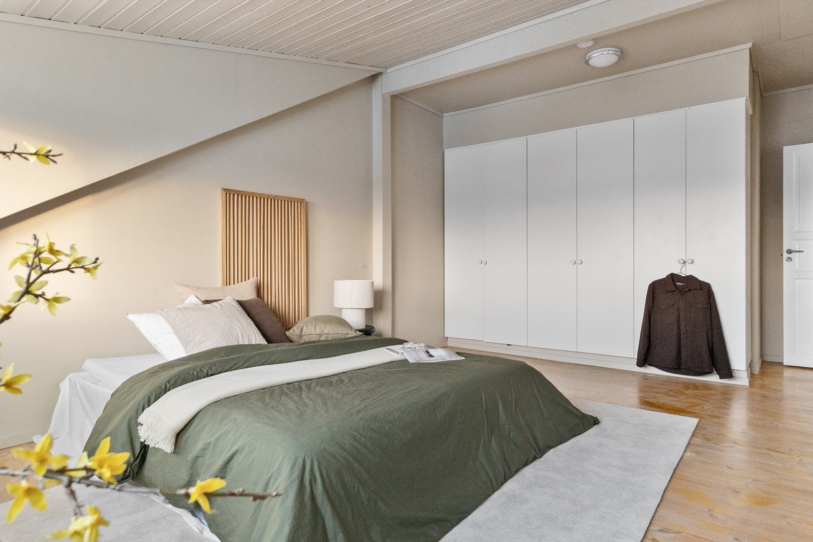 Som resten av boligen er begge soverom i denne etasjen meget luftige og lyse. Galleribilde