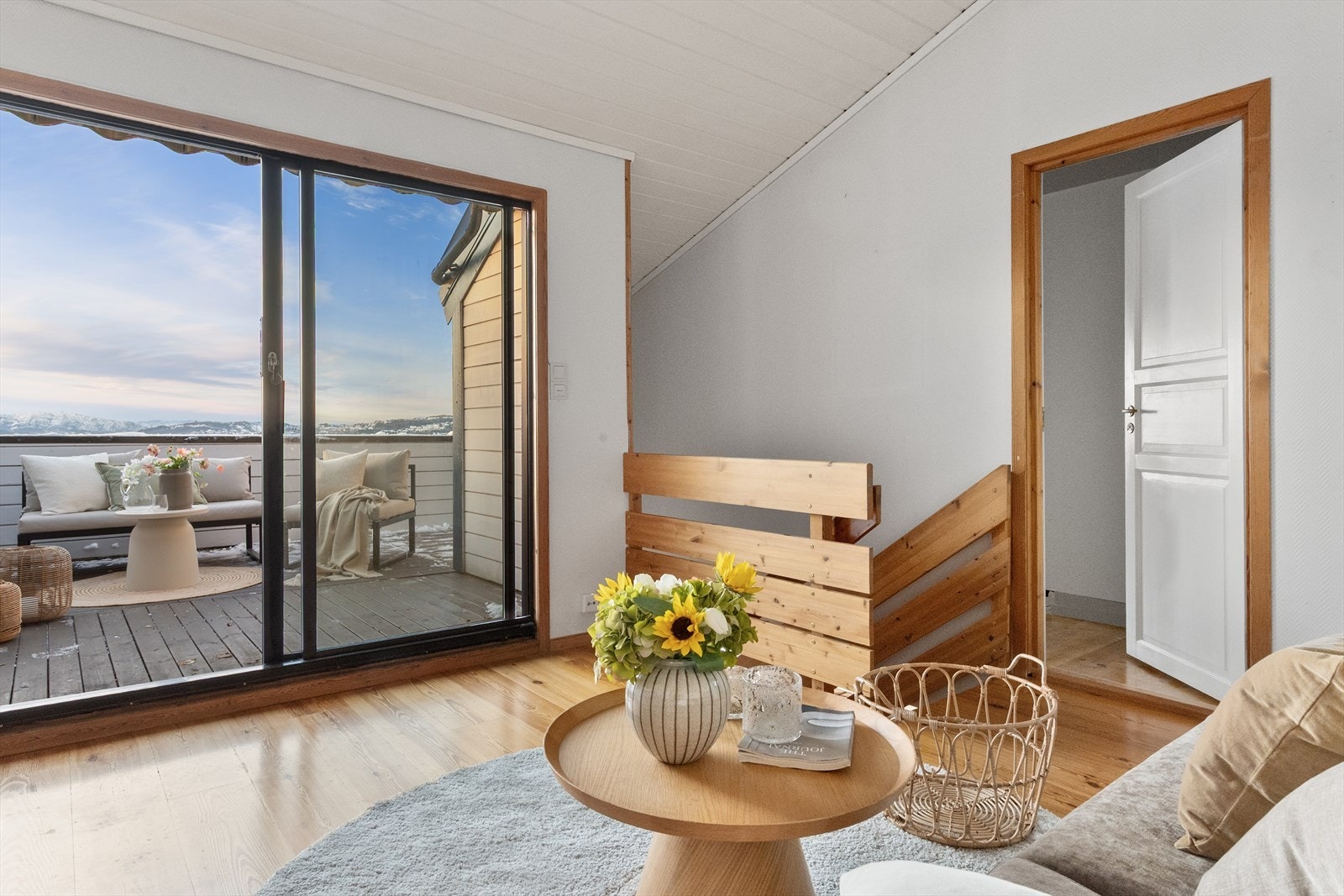 Planløsningen gir loftstue og to soverom samt baderom i øverste etasje. Nydelig utsikt med solnedgang over Løvstakken. Galleribilde