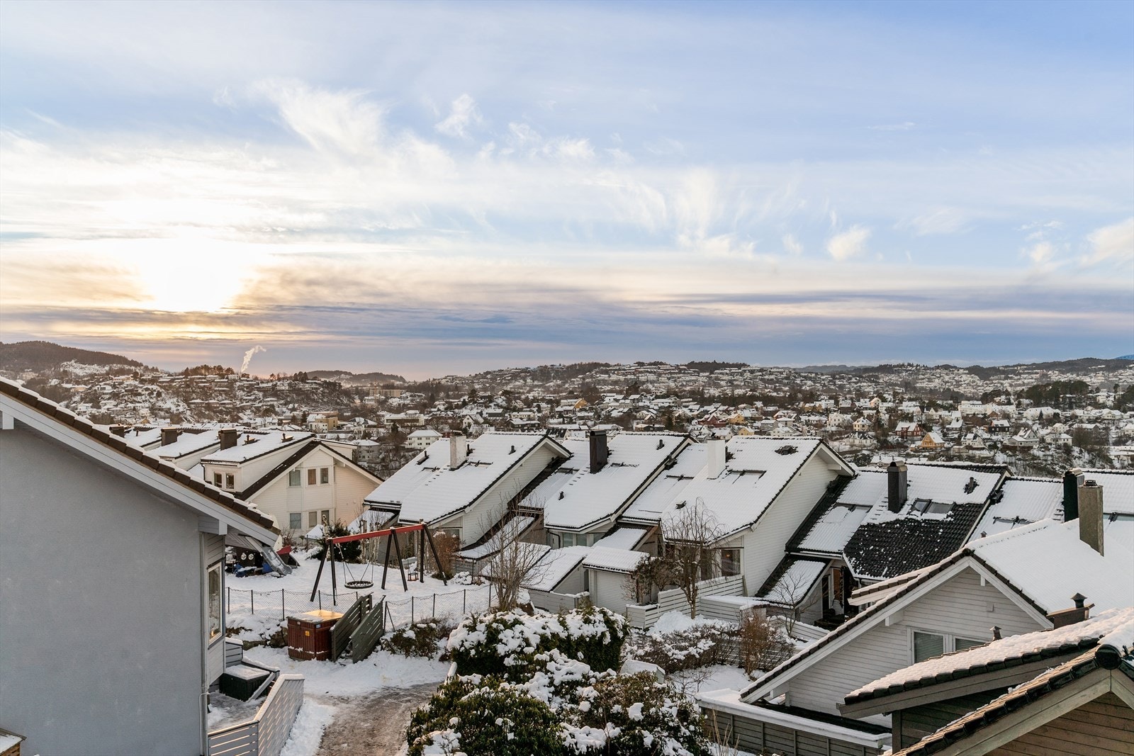 Midtunhaugen Velforening har flotte fellesareal for både store og små. Et meget trivelig naboskap i et veletablert nabolag. Kort gange til barnehage og skole! Galleribilde