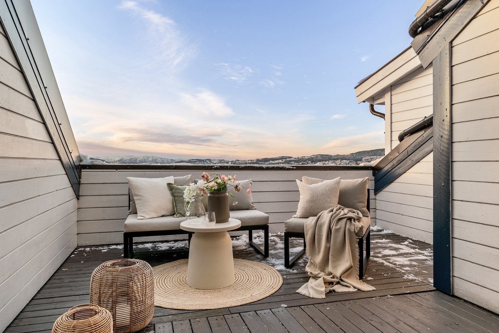 Takterrassen måler hele ca. 12,5 m²! Her sitter du helt skjermet med nydelige utsiktsforhold og sol fra midtdag til langt på kveld. Galleribilde