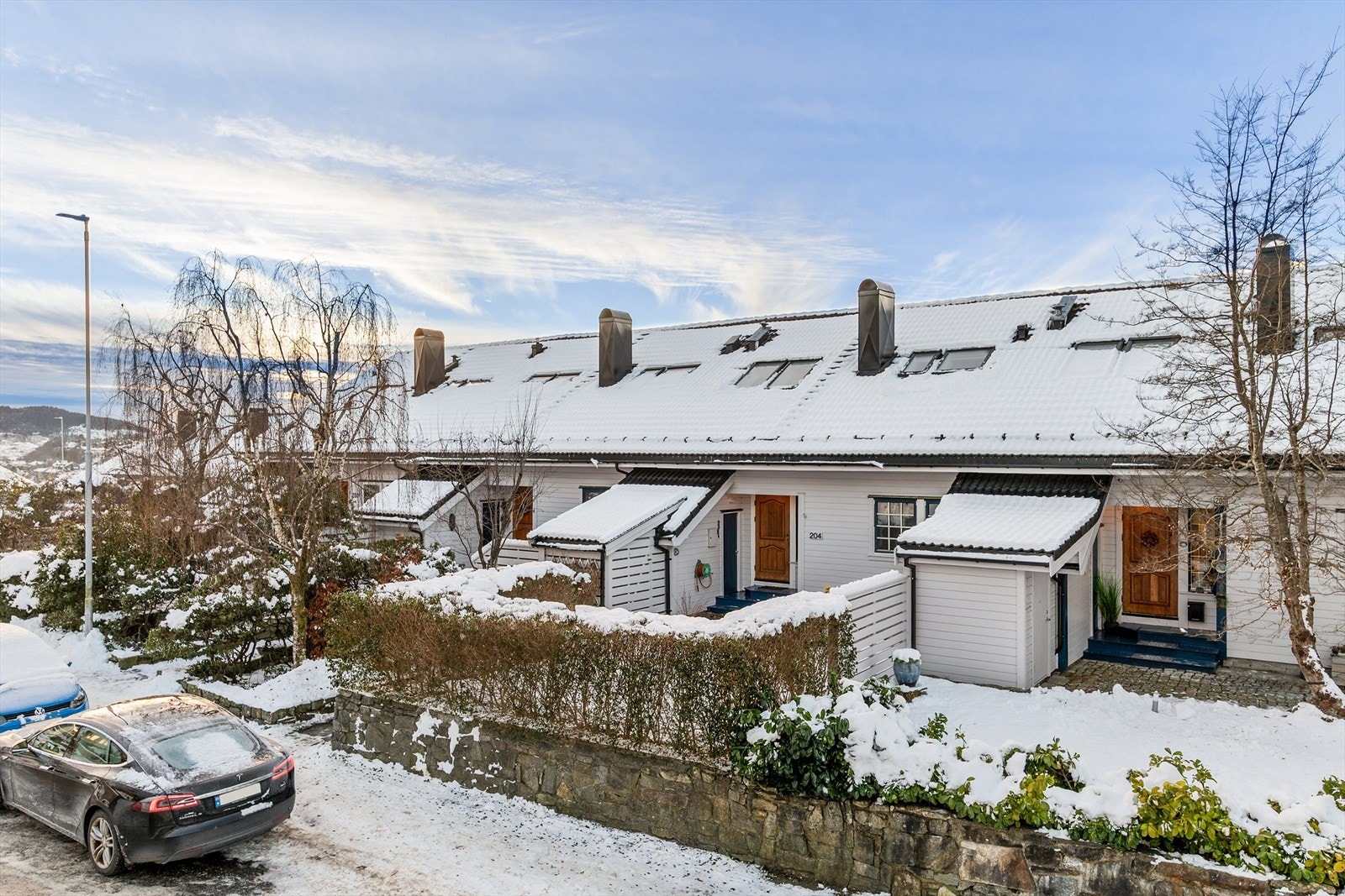 Området er meget barnevennlig, med kort vei til skoler, barnehage og fritidstilbud. Det er gangavstand til bybanestopp og Nesttun sentrum med de fleste servicetilbud (butikker, treningssentre, Fana Kulturhus og bibliotek). Galleribilde