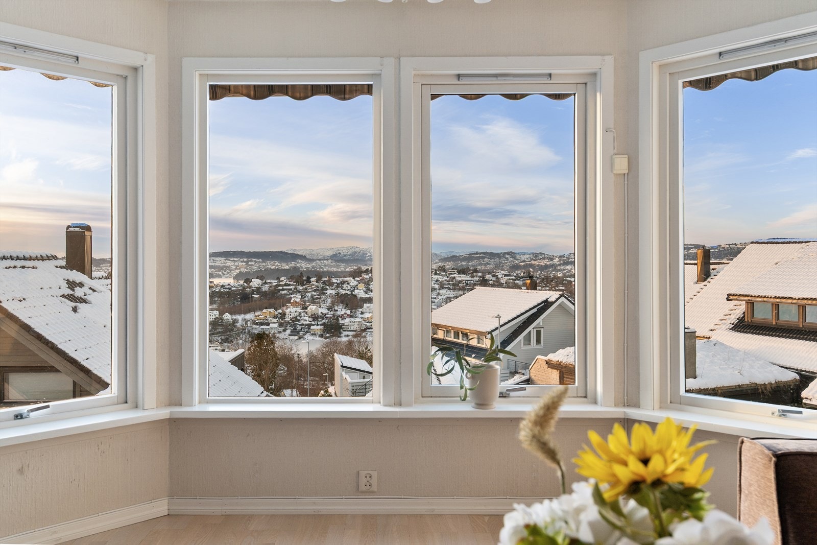 Nydelig utsikt fra stuevinduet. Galleribilde