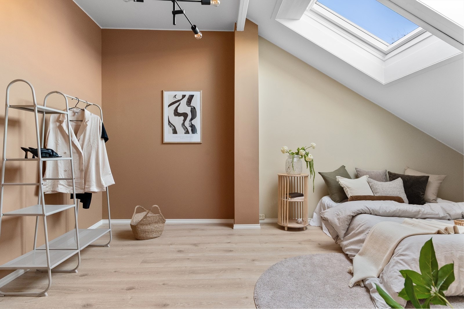 Soverommene måler henholdsvis 20,6 m² og 13,8 m² med god plass til dobbeltseng, garderobe, nattbord og annen ønsket innredning. Galleribilde