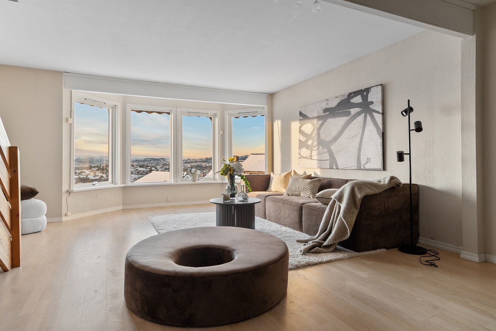 Stuen sin imponerende størrelse på ca. 45,6m², gir rom for å innrede etter eget ønske. Galleribilde