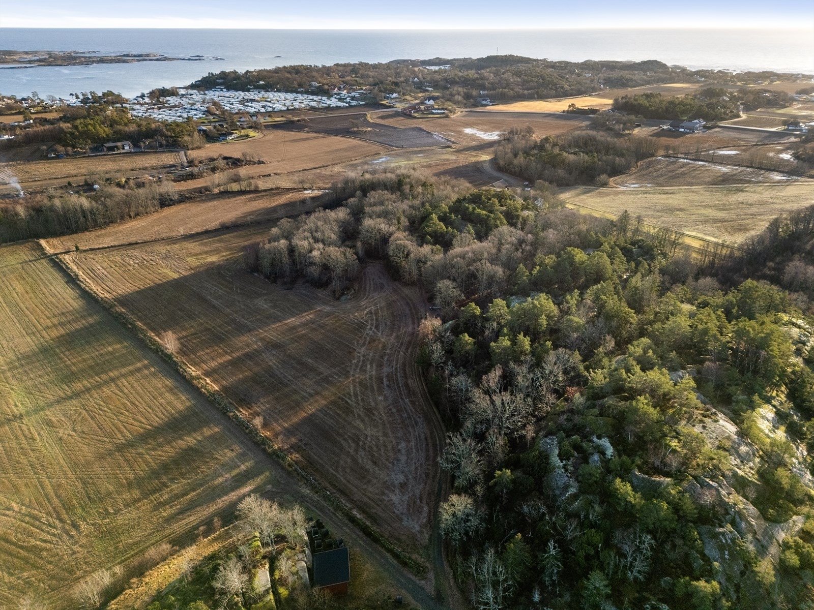Eiendommens arealer på tilsammen 64,3 daa består av 26,2 daa fulldyrket jord, 5,6 daa skog av høy bonitet, 10,5 daa skog av middels bonitet, 20,3 daa uproduktiv skog, 1,1 daa åpen jorddekt fastmark og 0,6 daa ikke kartlagt areal. Galleribilde