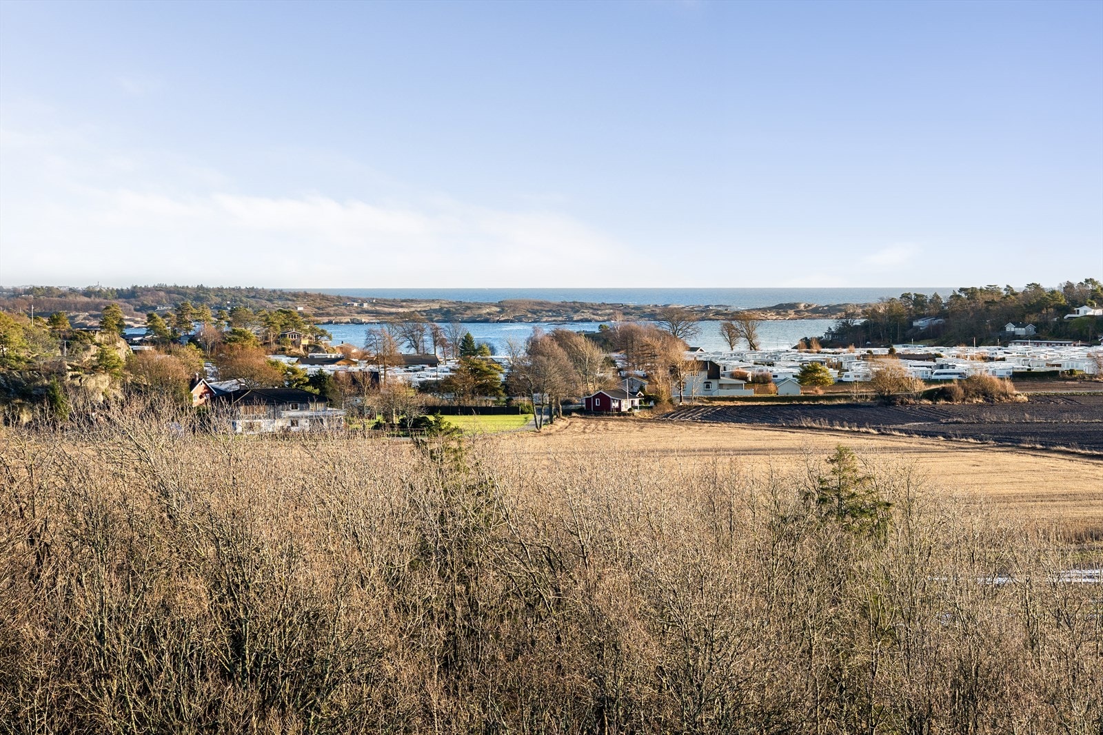 Fra eiendommen er det ca. 9 km. til Stavern by, og ca. 6 km. til Helgeroa. Galleribilde