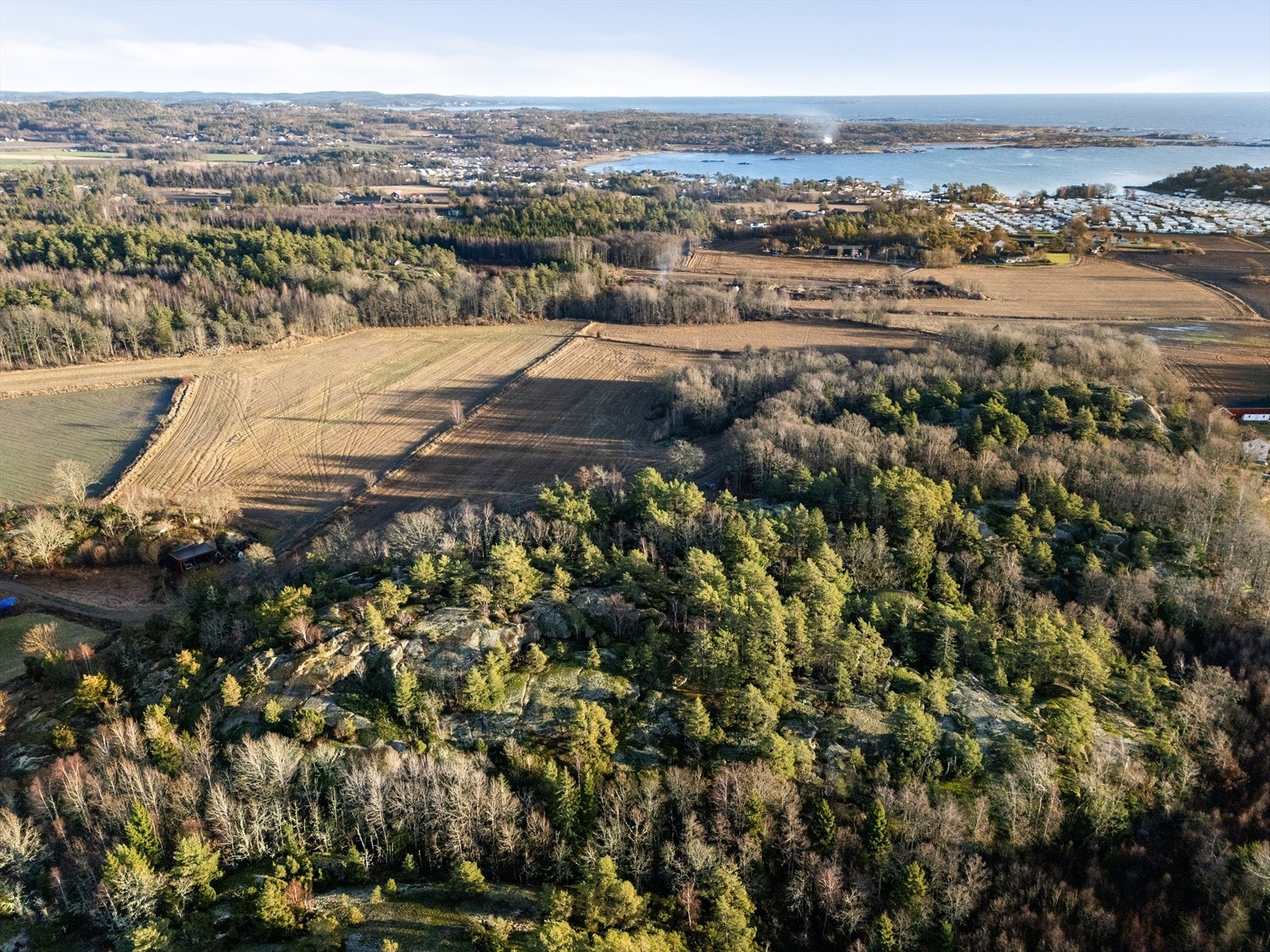 I nærområdet ligger blant annet Anvikstranda, Kjærstranda og Stolpestad. Galleribilde
