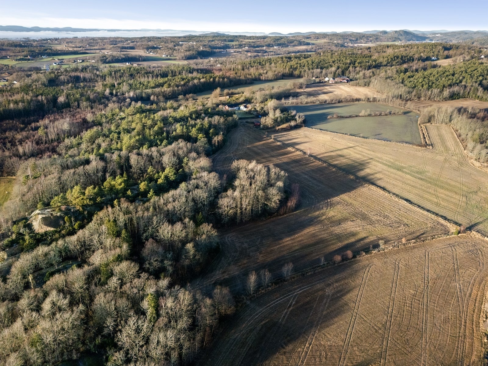 Eiendommen ligger i et område som hovedsakelig består av landbrukseiendommer. Galleribilde