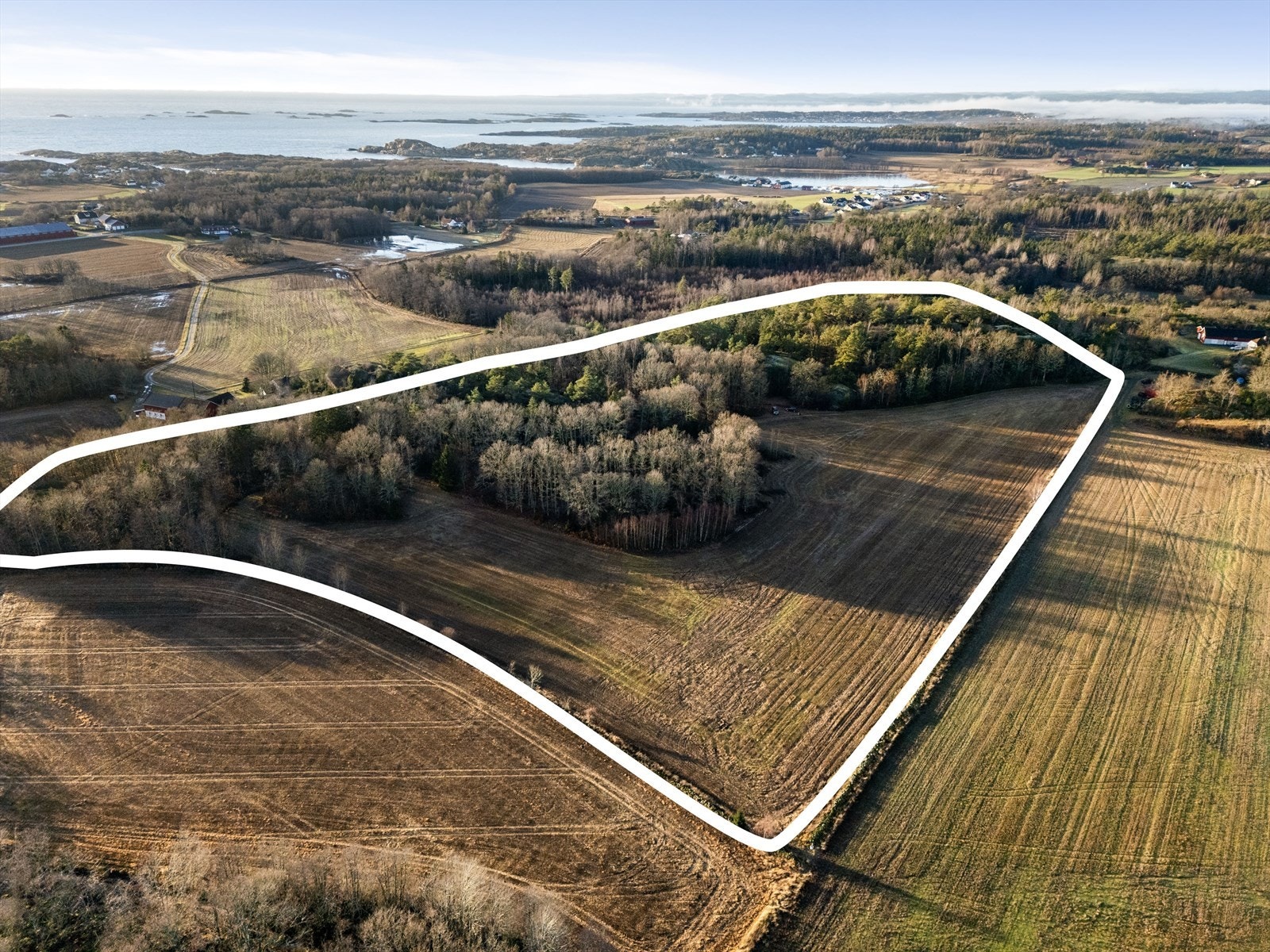 Ubebygget landbrukseiendom som ligger idyllisk til mellom Stavern og Helgeroa, med kort avstand til sjøen og flotte strender, båtliv og bademuligheter, samt fine turområder. Galleribilde