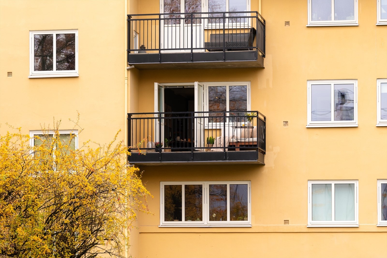 Da balkongen er vendt mot sørøst, så blir ikke leiligheten ikke overopphetet av kveldssola Galleribilde