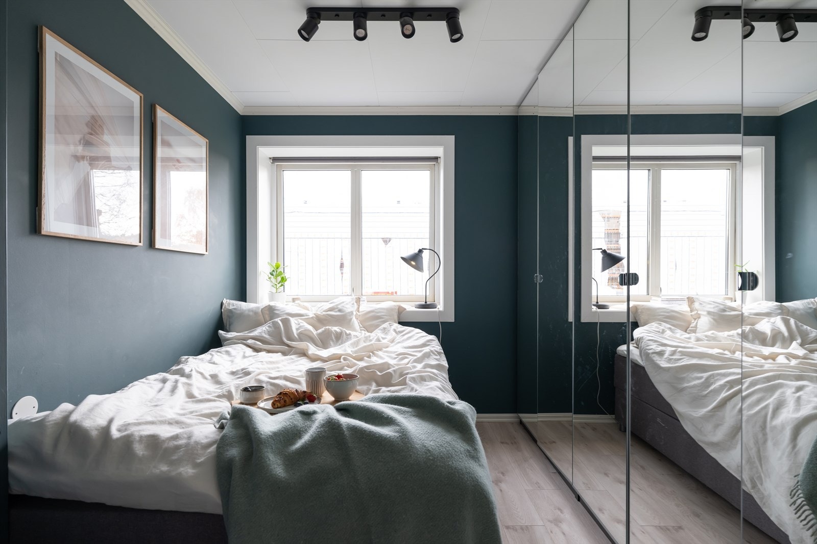 På soverommet er det plass til stor seng Galleribilde