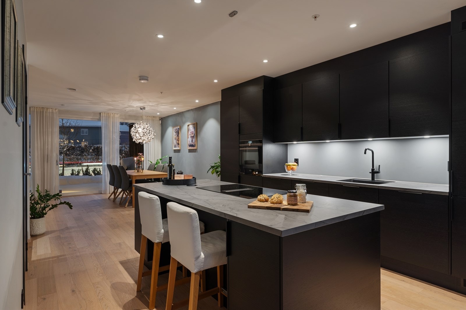 Kjøkkenet er i åpen og sosial løsning med stuen Galleribilde