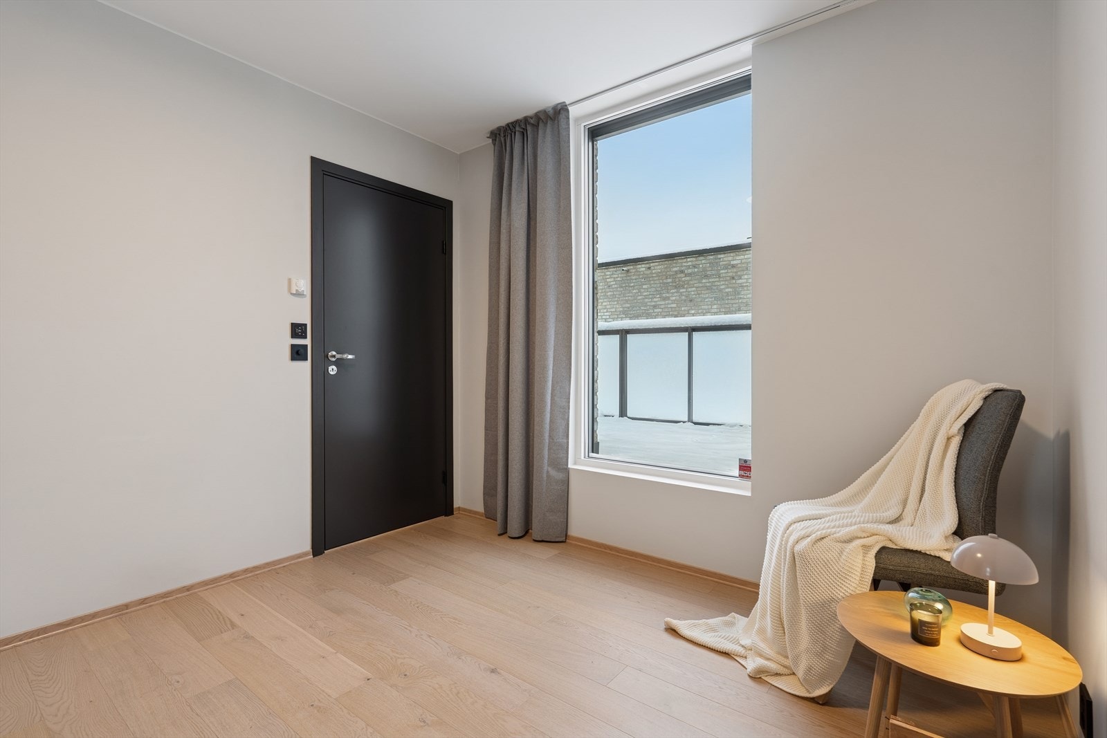 Soverom nr. 4 med vindu ut mot takterrassen Galleribilde