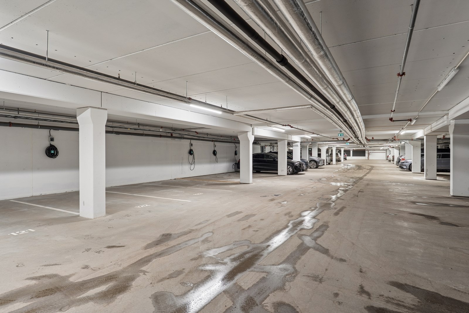 Parkeringsplass nr. 122 med elbillader medfølger handelen. Om ønskelig kan man få kjøpe plass nr. 123 i tillegg (kr. 500 000) Galleribilde