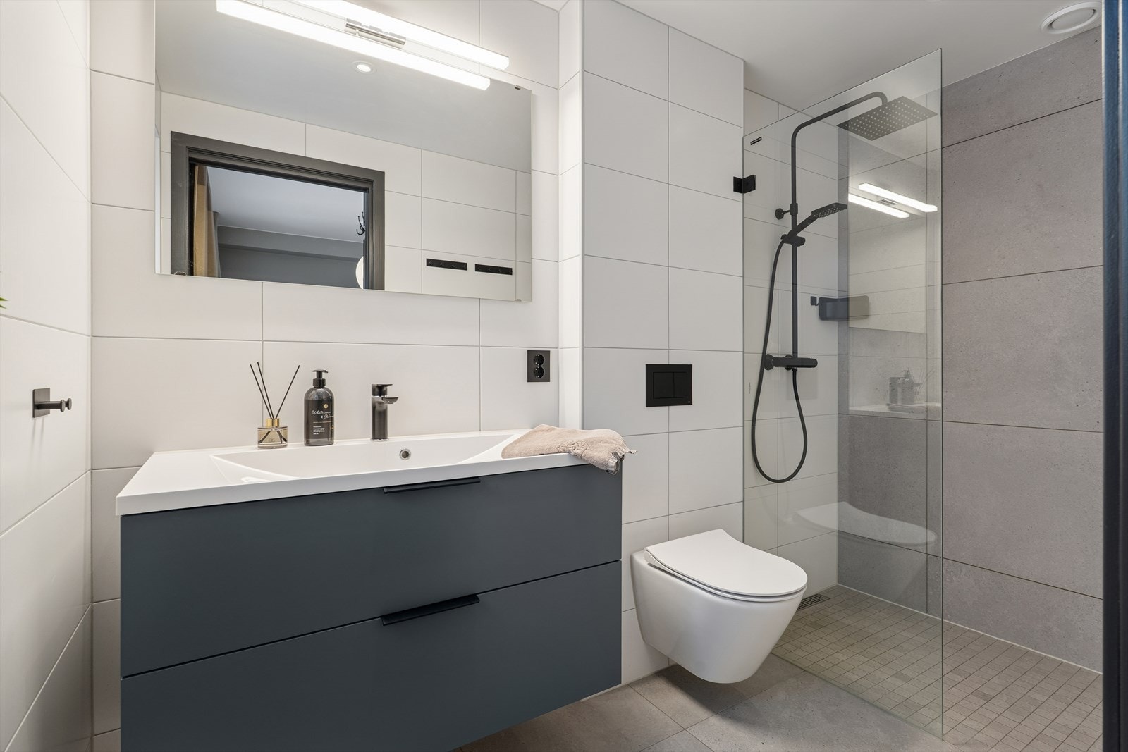 Hovedsoverom har tilgang til eget stilfullt bad Galleribilde