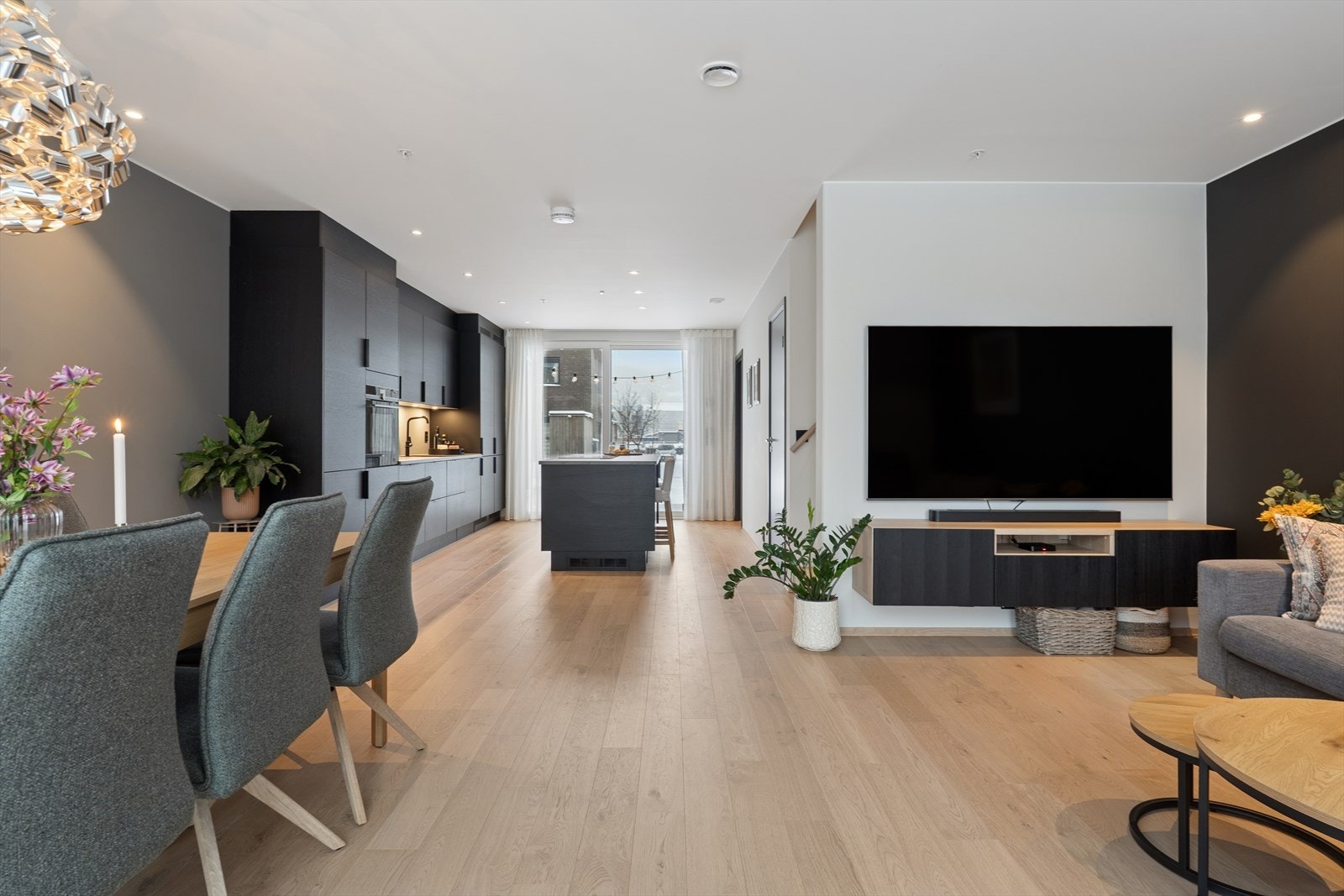 Stue med god plass til stort spisebord og sofakrok Galleribilde