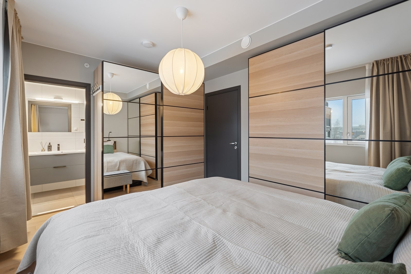 Godt med garderobeskap på hovedsoverommet Galleribilde