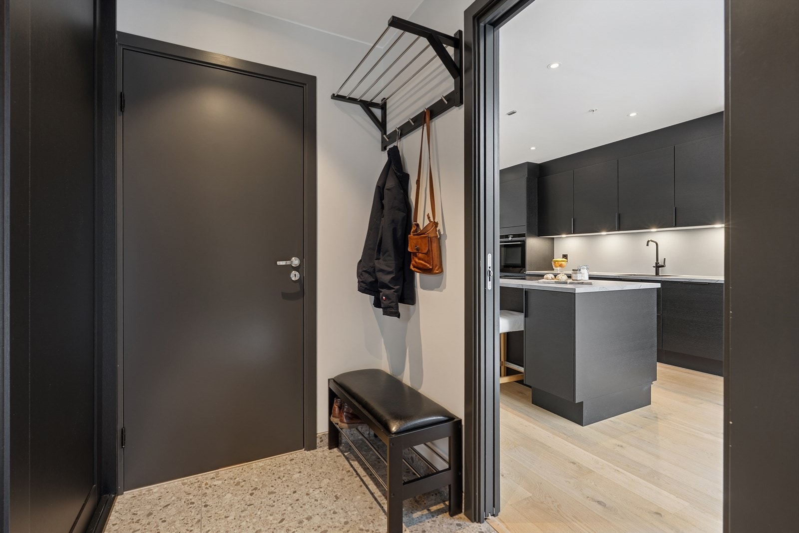 Entré med stor skyvedørsgarderobe i samme utførelse som kjøkkeninnredning Galleribilde