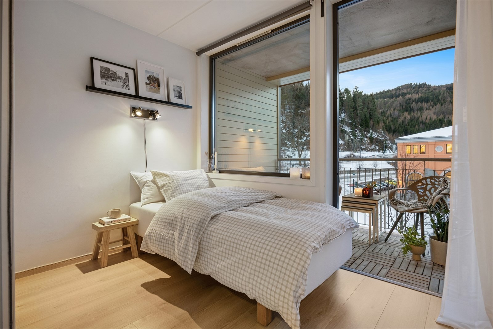 Soverommet har plass til dobbeltseng og har utgang til overbygd balkong. Galleribilde