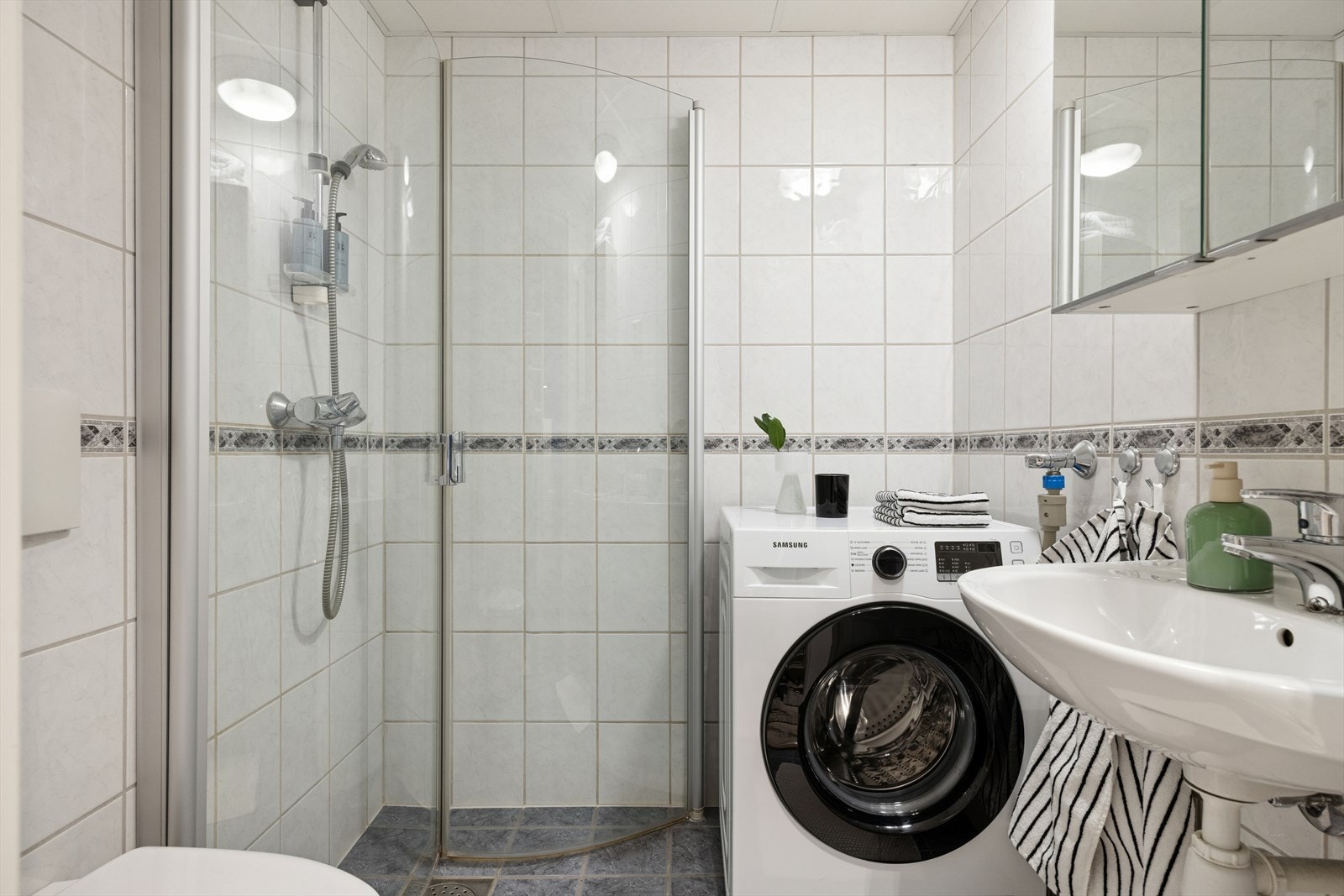 Flislagt bad fra byggeår. Varme i gulv. Galleribilde