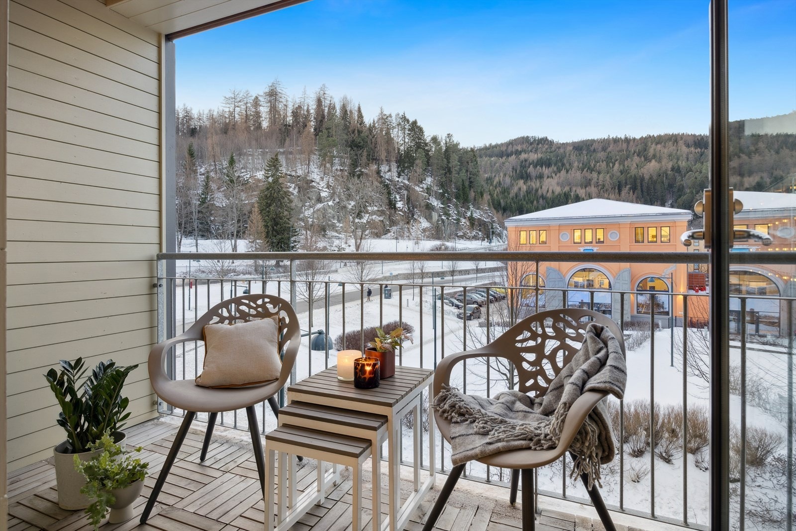 Herlig vestvendt balkong, her vil du nyte solen fra tidlig ettermiddag til kveld på sommerstid. Galleribilde