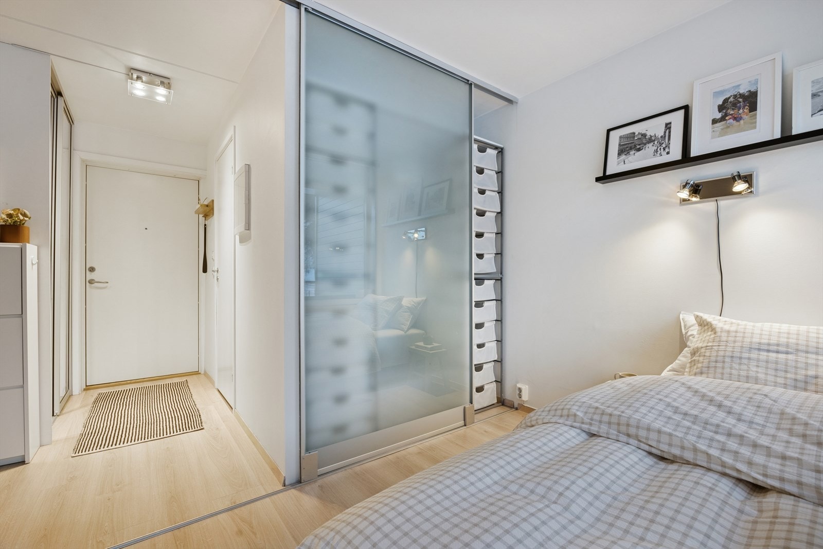 Innredet med praktisk skyvedørs garderobe. Galleribilde