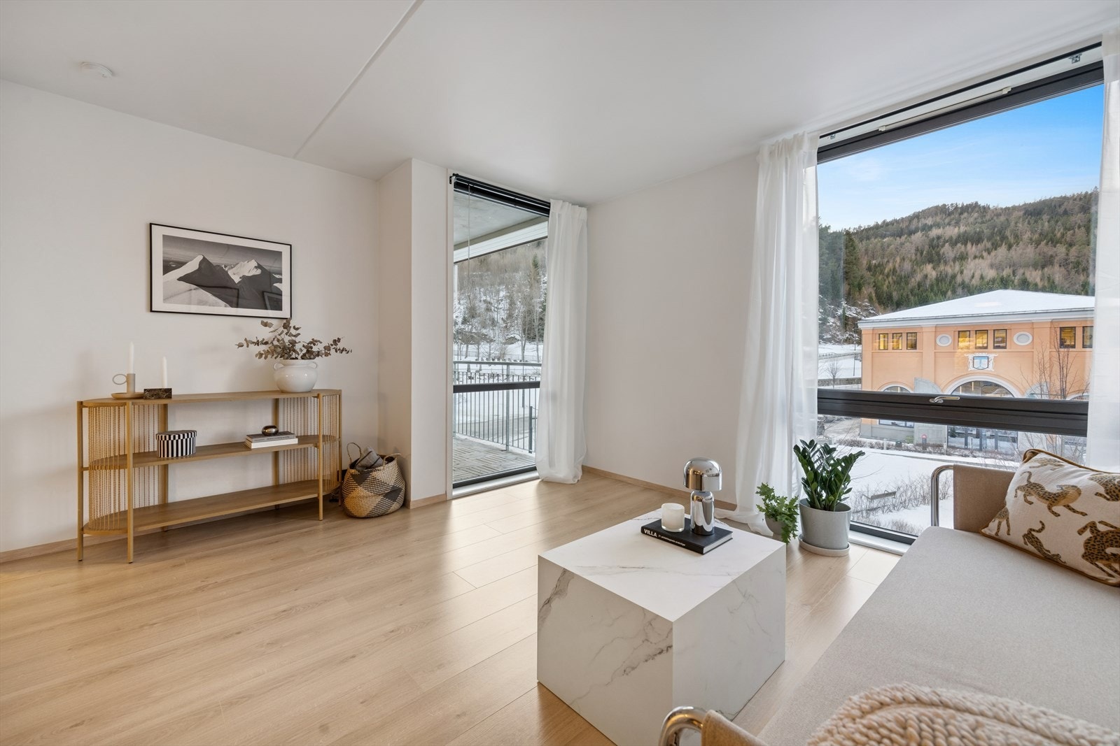 Romslig stue/kjøkken på 21 m², som gir flere møbleringsmuligheter og god plass til sofa, spisebord, tv m.m. Galleribilde