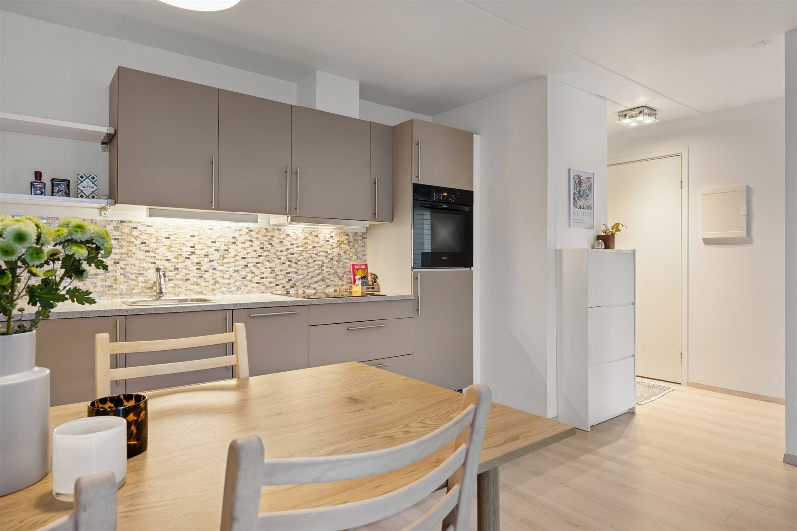 Her har du plass til å invitere venner og familie over på en hyggelig middag. Galleribilde