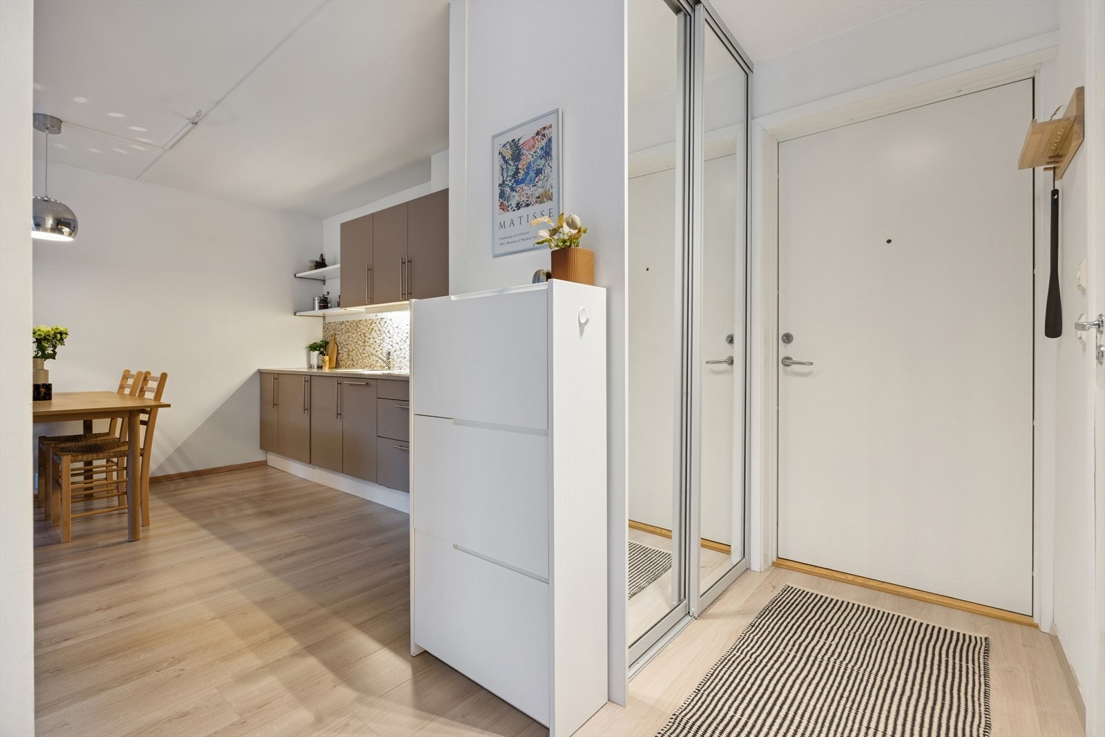 Stig på, stig på - en hyggelig entre med skyvedørsgarderobe og skoskap for oppbevaring. Galleribilde