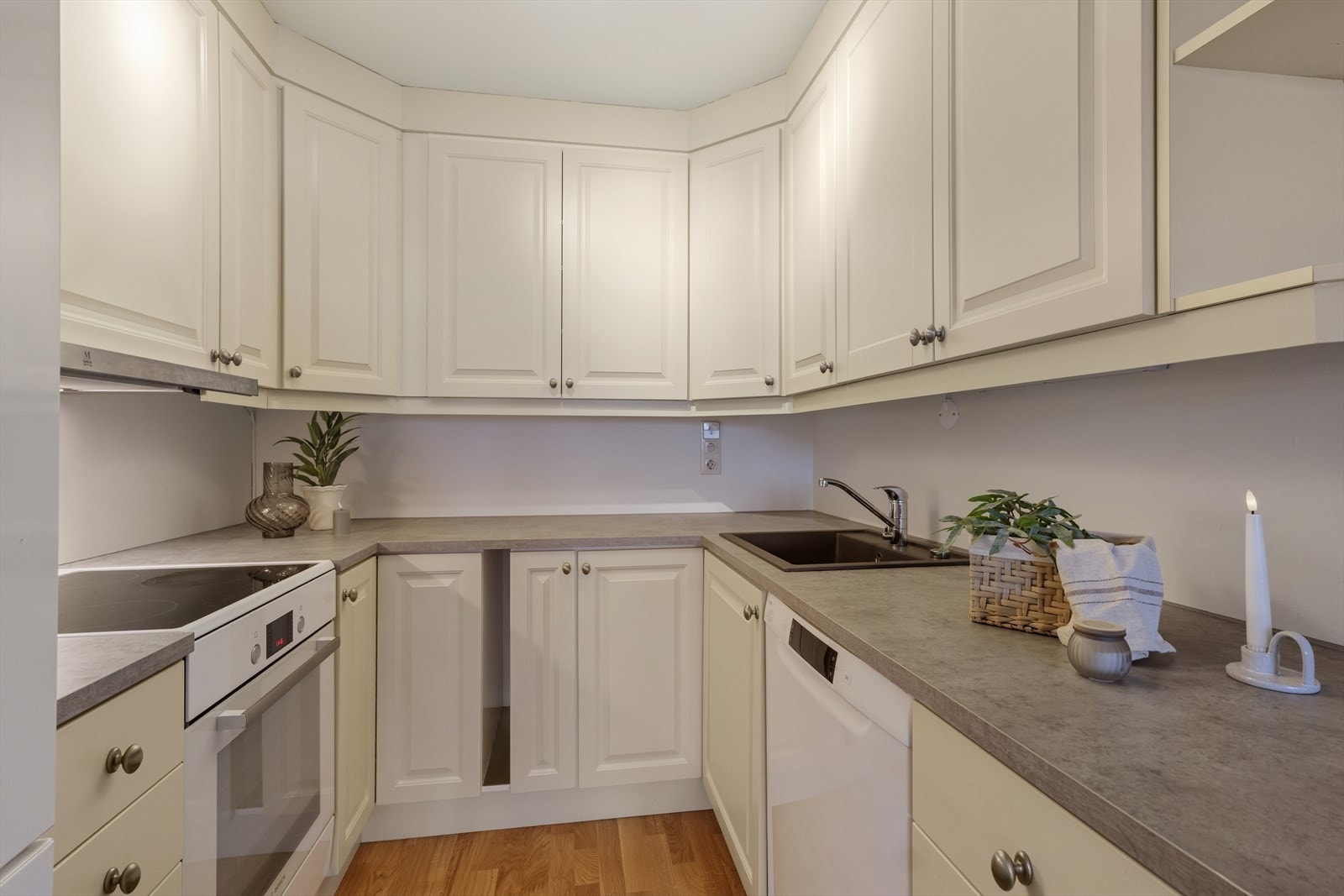 Pen innredning med nyere fronter i klassisk utførelse og benkeplater i laminat. Galleribilde