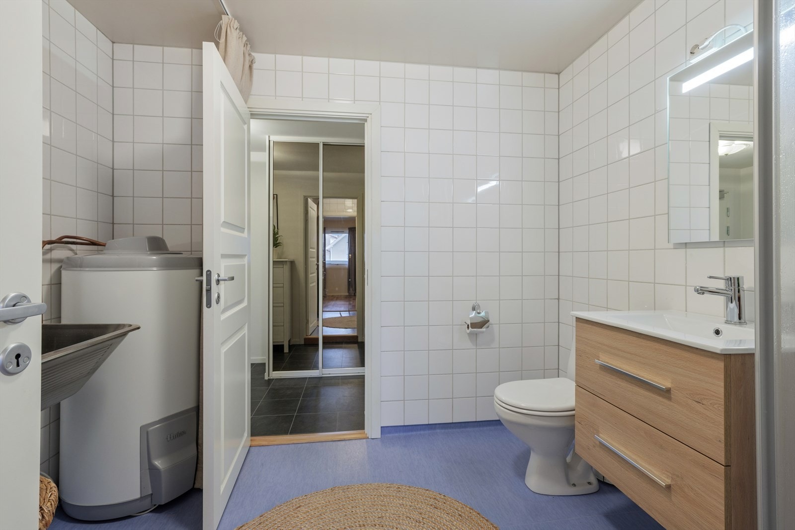 Badet har adkomst fra både entreen og soverommet. Galleribilde