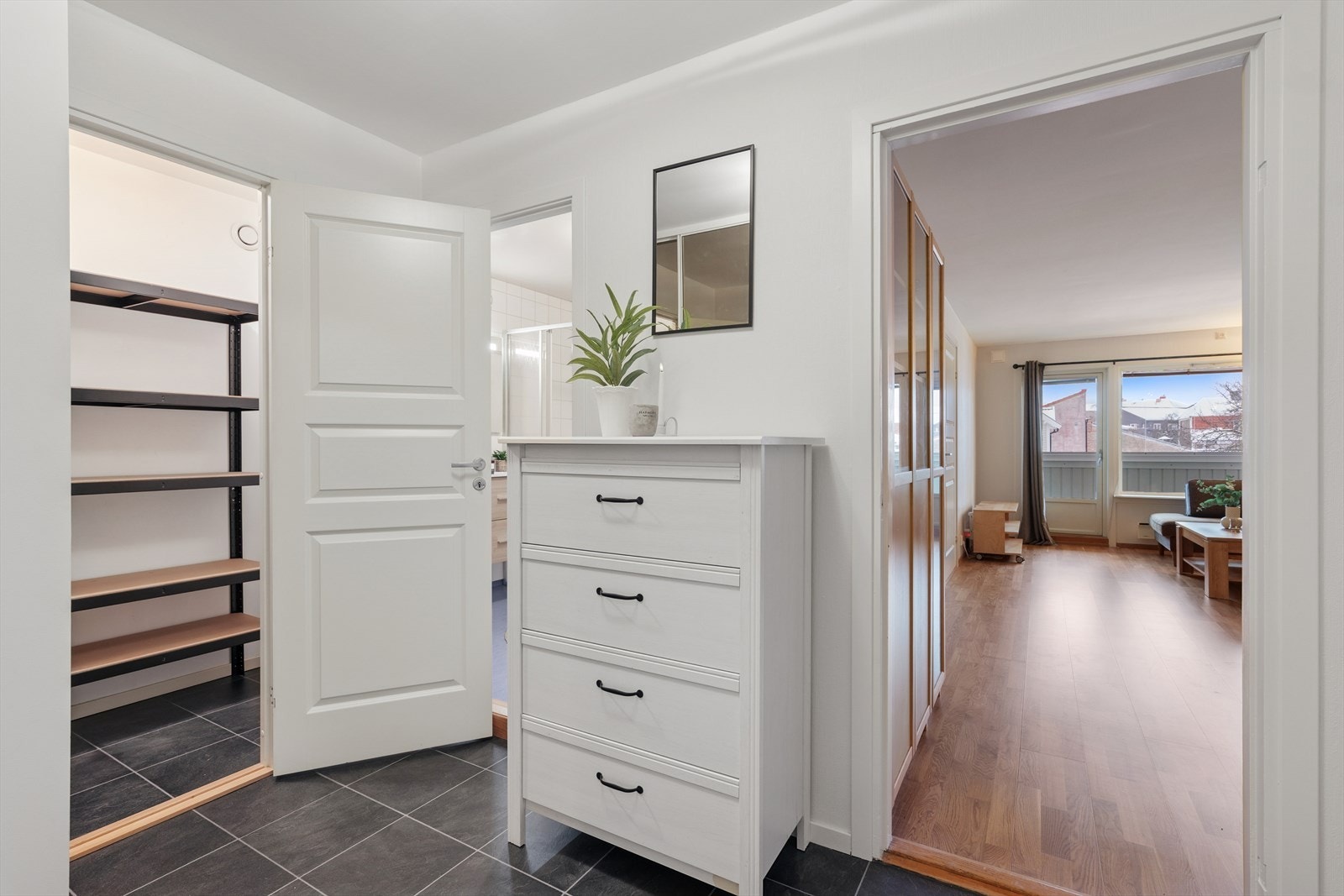 Praktisk innvending bod med hyller og god oppbevaringsplass. Galleribilde