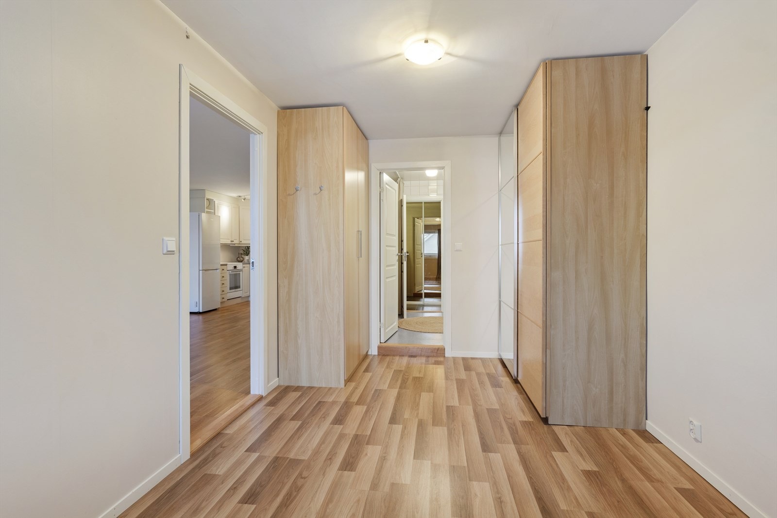 Soverommet er innredet med to frittstående garderobeskap. Galleribilde