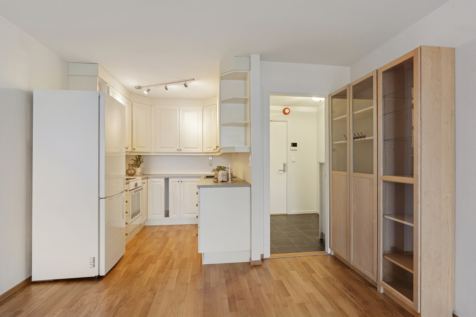 Kjøkkenet har en åpen løsning mot stua. Galleribilde