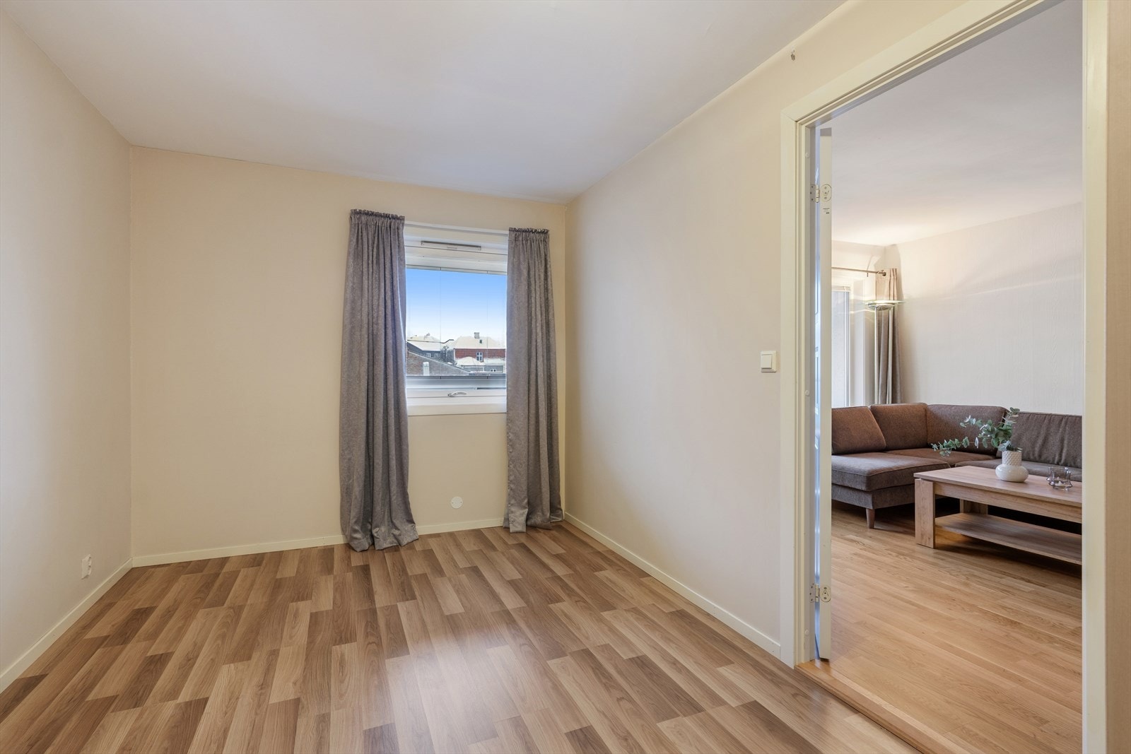 Romslig soverom med adkomst til både stua og badet. Galleribilde