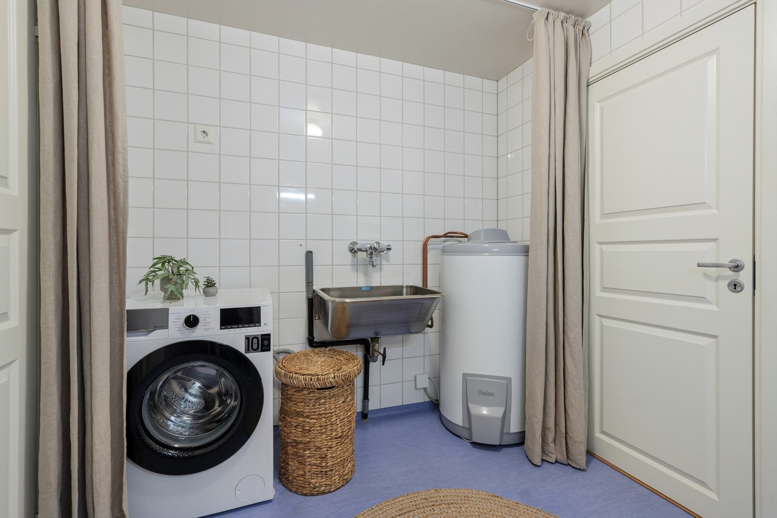 På badet er det praktisk utslagsvask og opplegg til vaskemaskin. Galleribilde