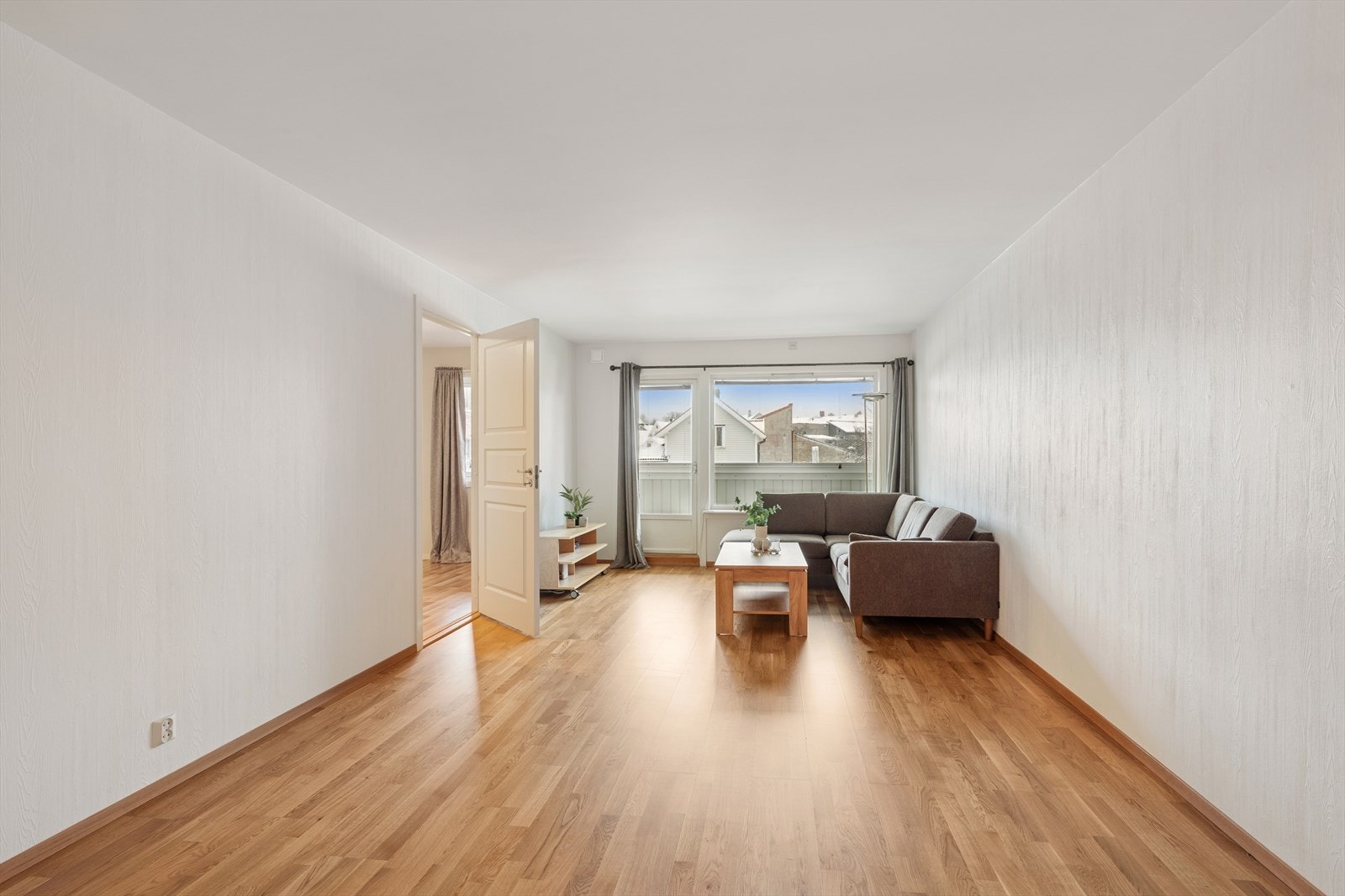 Stor stue med god plass til både sofa og spisestue. Galleribilde