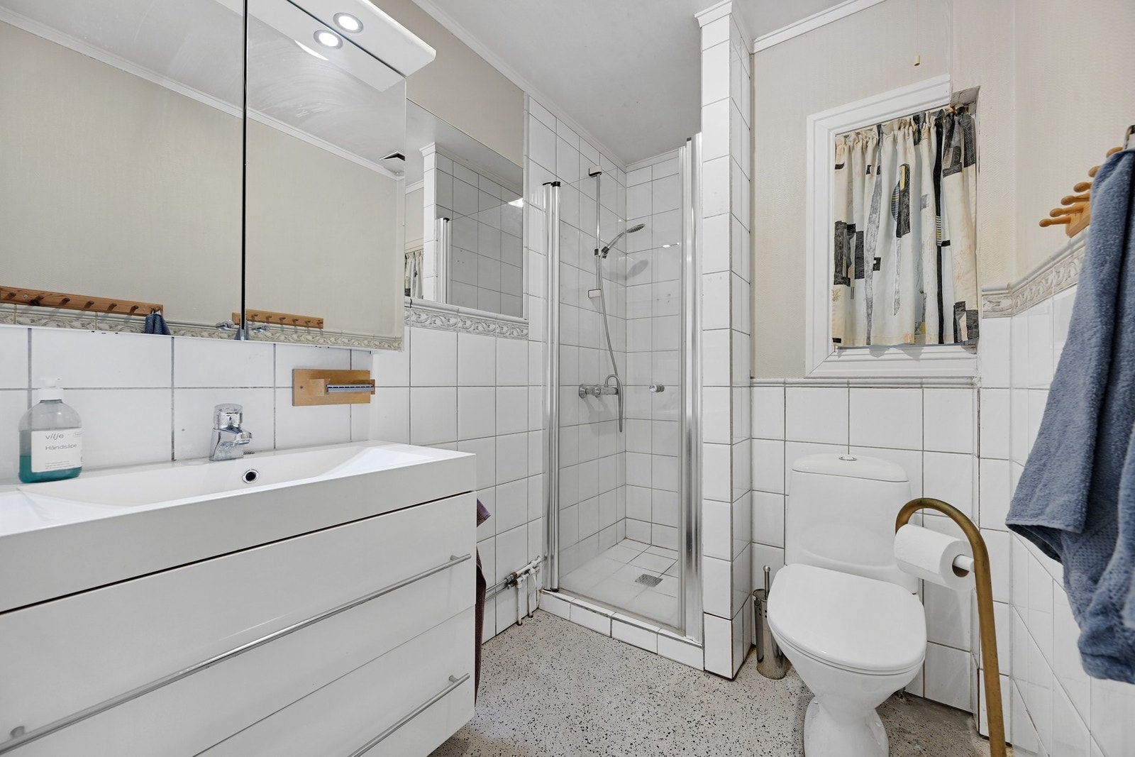 Baderommet er fra byggeår med noe oppgraderinger opp igjennom årene. Galleribilde