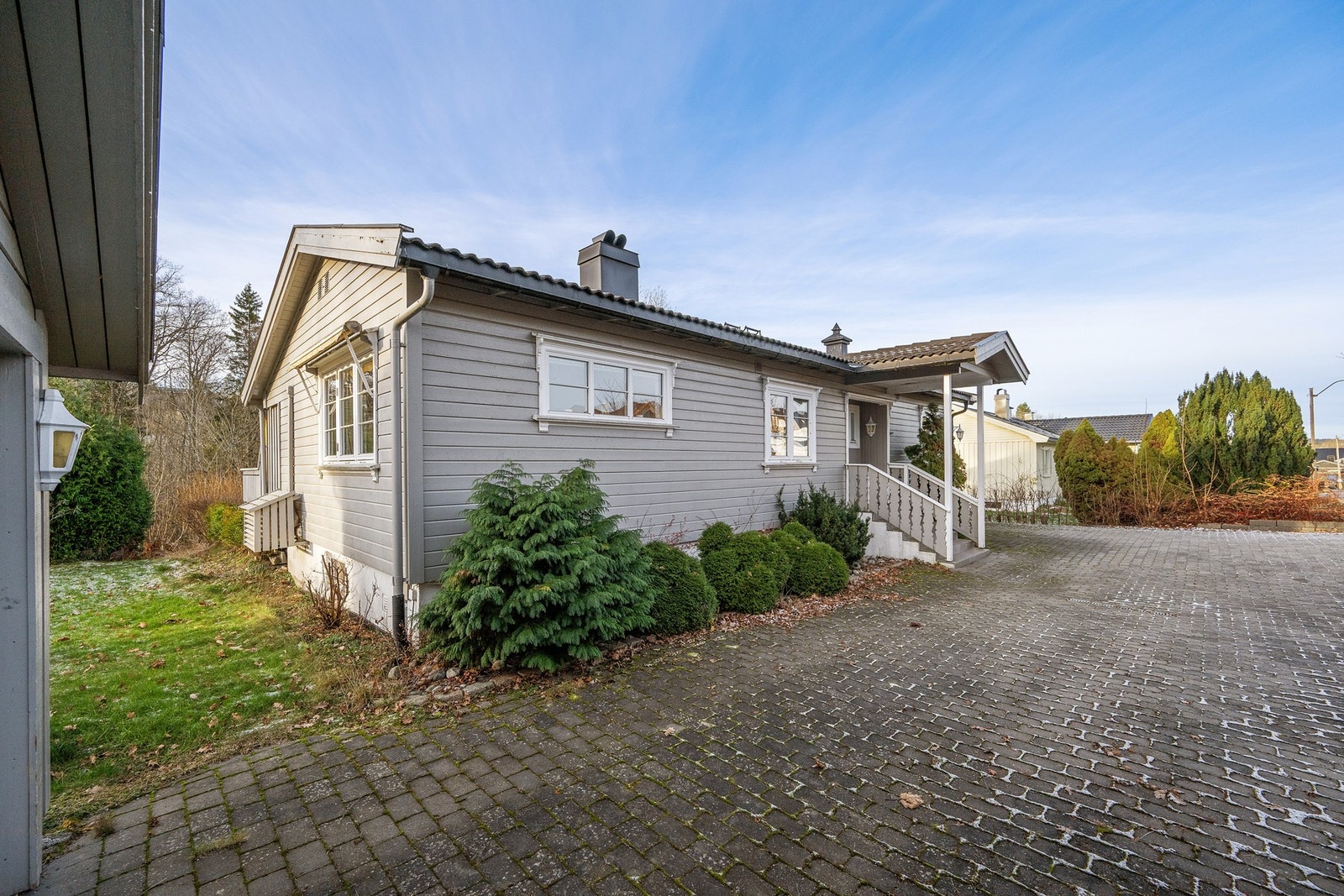 Tomten er opparbeidet med prydbusker og beplantning - perfekt for den med grønne fingre Galleribilde