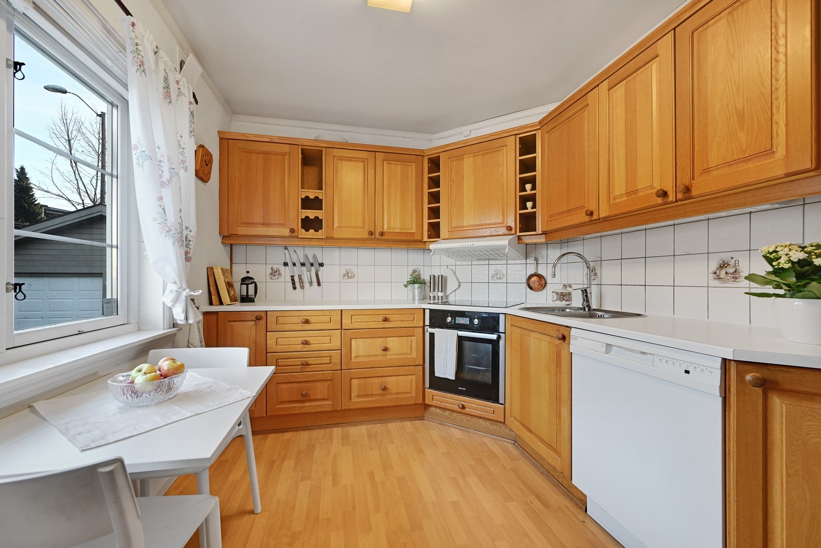 Det er integrert induksjonstopp og stekeovn. Det er plass for et lite frokostbord ved vinduet - et fint sted for dagens første kaffekopp Galleribilde