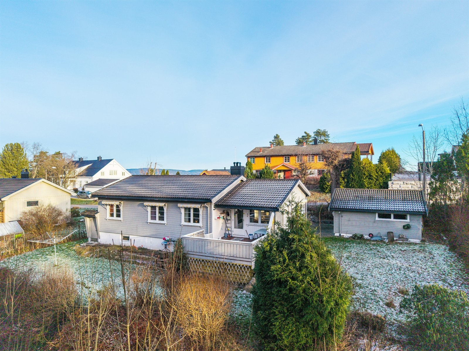 En sjarmerende enebolig med usjenert hage, parkering i dobbelgarasje og en romslig gårdsplass med belegningsstein Galleribilde