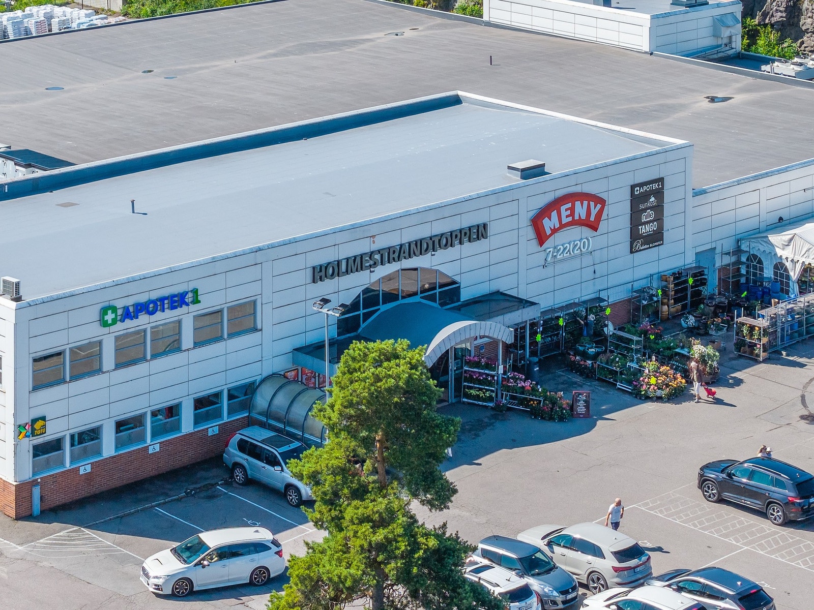 Holmestrandtoppen er en rask gåtur unna og tilbyr blant annet Meny, apotek, nille, frisør og blomsterforretning. I samme område har man blant annet Subway, normal, Plantasjen og Rema 1000 Galleribilde