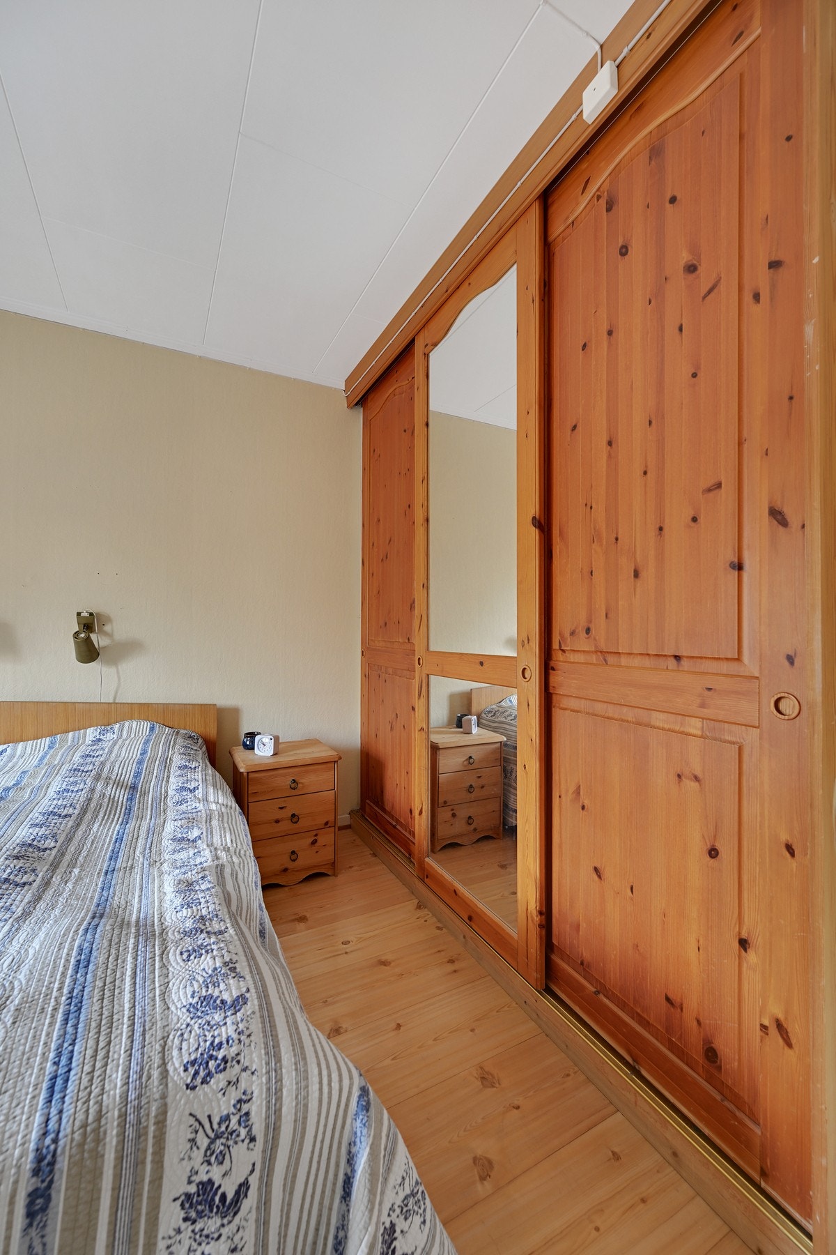 Hovedsoverommet har store garderobeskap - her er det ikke mangel på plass til klær Galleribilde