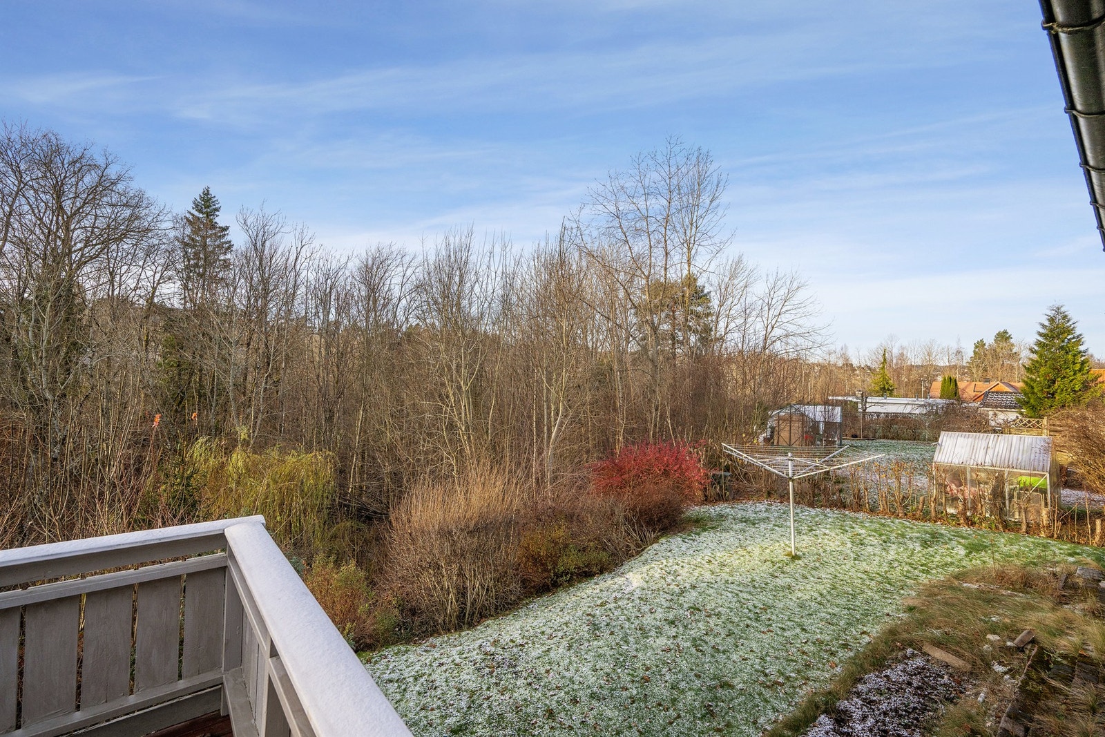 Her får man en opparbeidet hage - trivelig for både store og små om sommeren Galleribilde