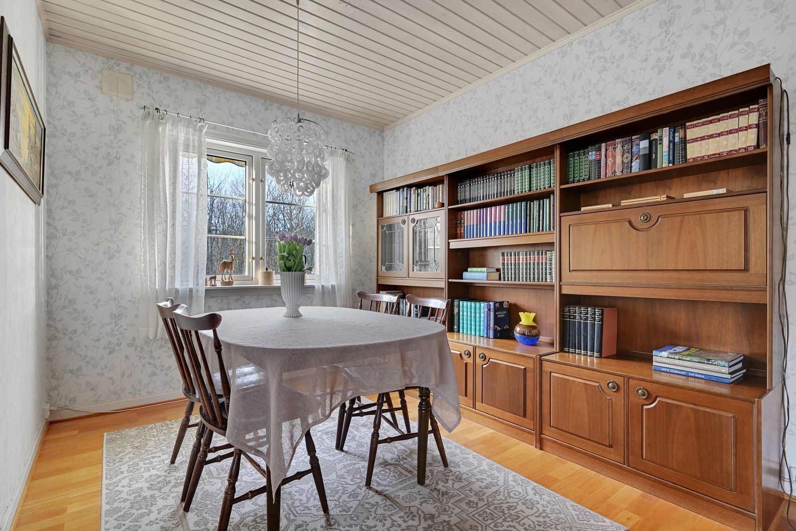 Adskilt spisestue med plass til spisegruppe for hele familien Galleribilde