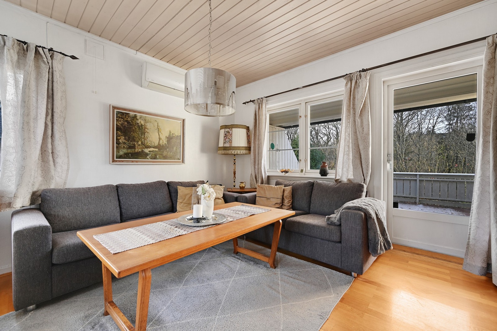 En rekke vinduer gir rikelig med naturlig lys inn i boligen, i tillegg til verandadøren Galleribilde