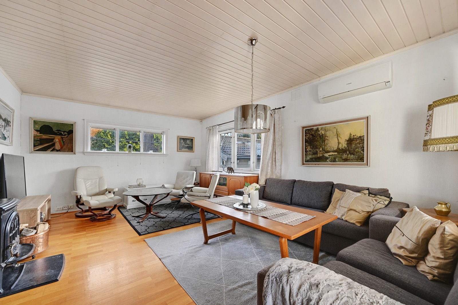 Det er et egnet tv-hjørne og en spisestue med plass til familien Galleribilde