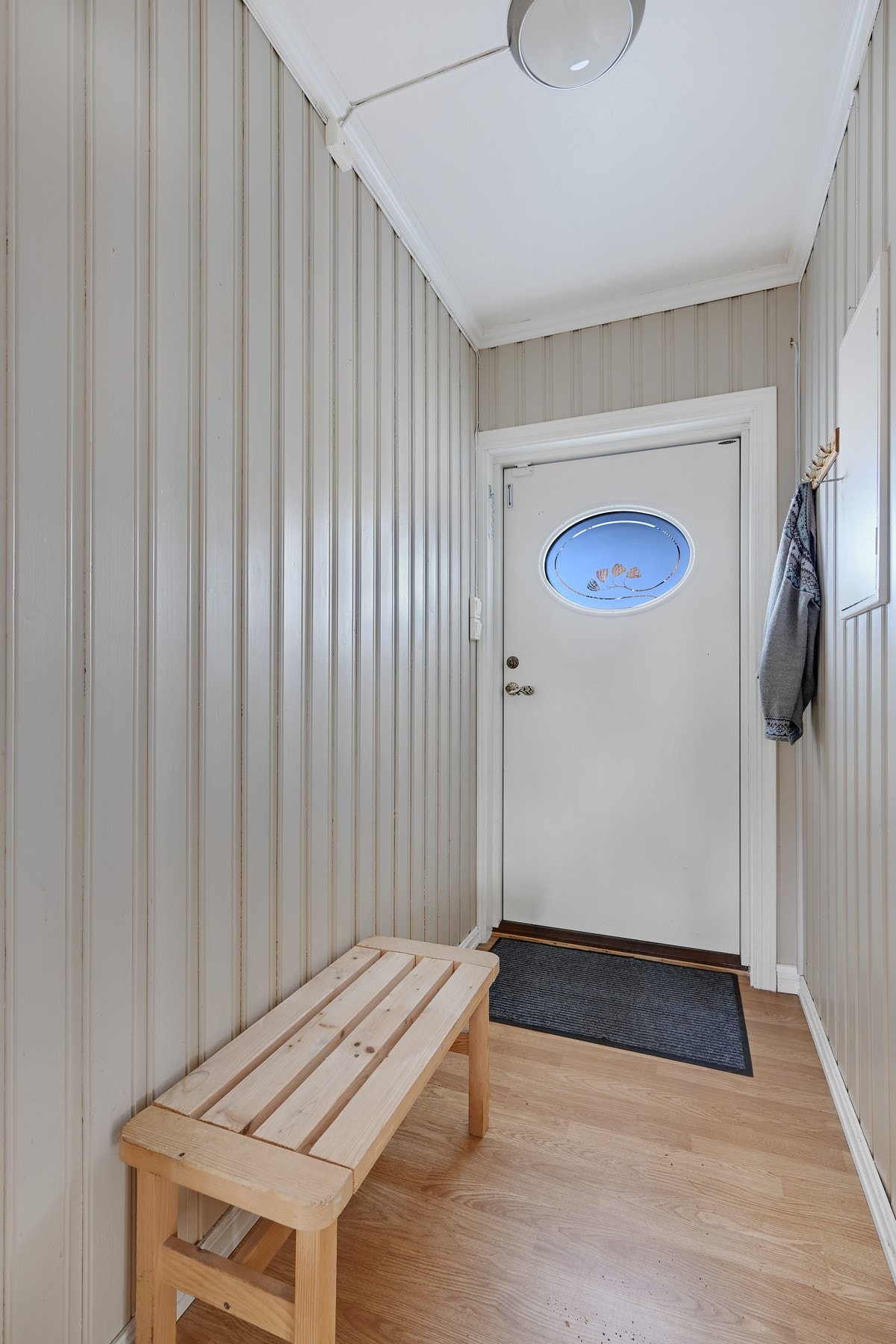 Vindfanget byr på et lite parti hvor man kan sette fra seg sko og henge opp jakker Galleribilde