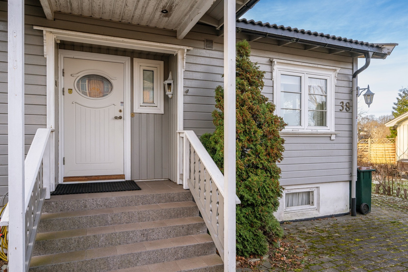 Overbygd inngangsparti på fremsiden av huset Galleribilde