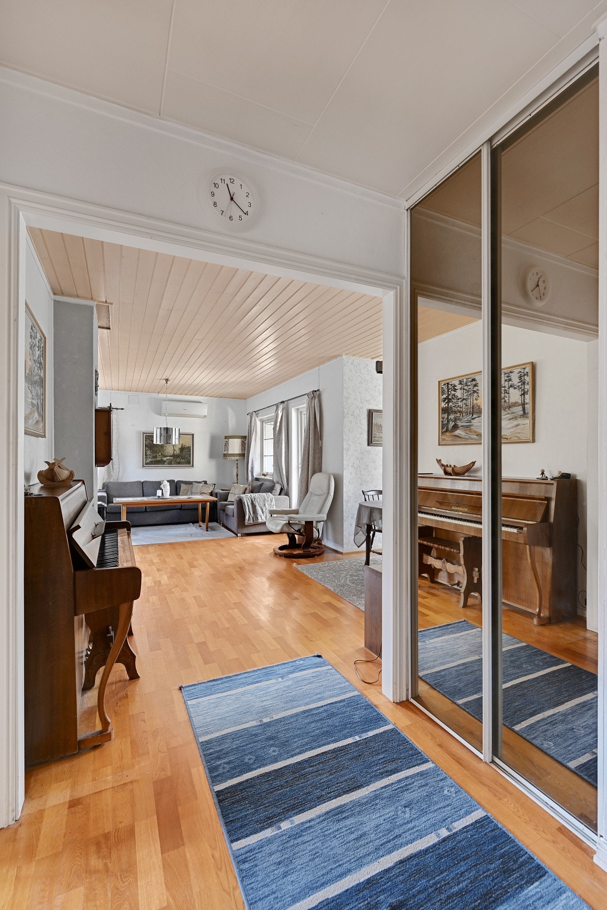 Praktisk skyvedørsgarderobe i gangen for enkel klesoppbevaring Galleribilde